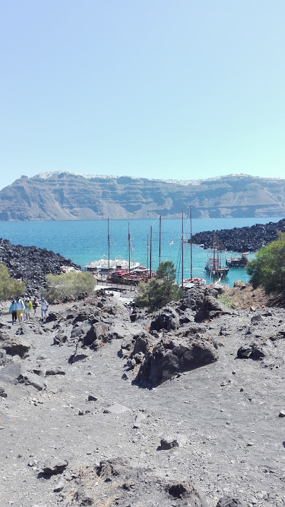 Néa Kaméni - Vue sur le port depuis le volcan.jpg