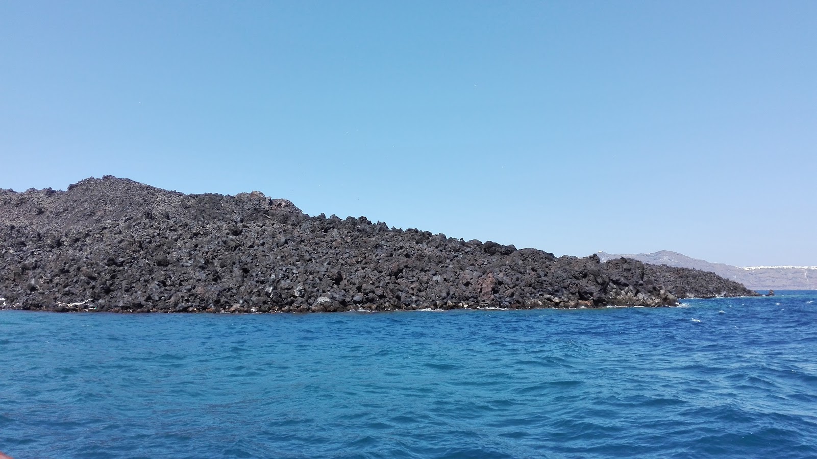 Néa Kaméni - Vue de l'île depuis le bateau - pierres ponces.jpg