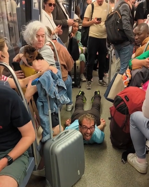 Serpent dragon dans le métro.jpg